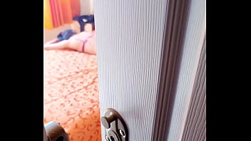 Prostituta se paso de tragos y es follada gratis despierta con una verga en el culo