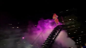 Beyoncé bending that ass over in black