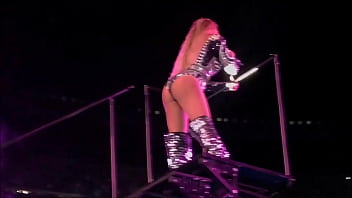 Beyoncé bending that ass over in black
