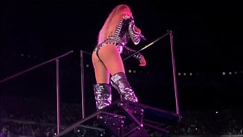 Beyoncé bending that ass over in black