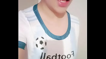 Ve como me masturbo con mi playera del juego