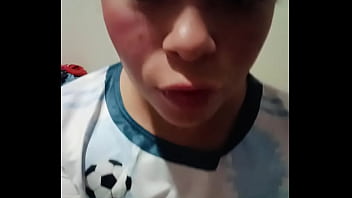 Ve como me masturbo con mi playera del juego