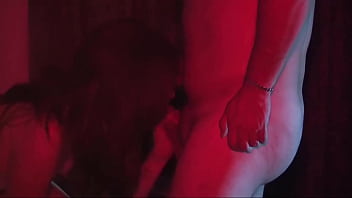 Esposa chupándosela a sus amigos mientras el esposo los graba