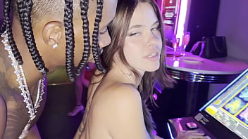 Me reviento a esta putita española en un bar delante de todos los clientes sin condon mientras juega en la máquina
