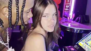 Me reviento a esta putita española en un bar delante de todos los clientes sin condon mientras juega en la máquina