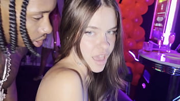 Me reviento a esta putita española en un bar delante de todos los clientes sin condon mientras juega en la máquina