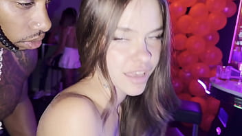 Me reviento a esta putita española en un bar delante de todos los clientes sin condon mientras juega en la máquina