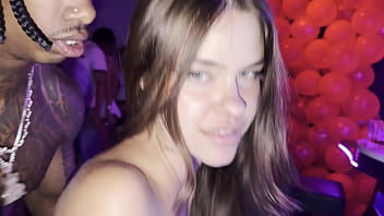 Me reviento a esta putita española en un bar delante de todos los clientes sin condon mientras juega en la máquina