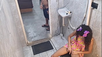 Flagrei minha enteada se masturbando no banheiro