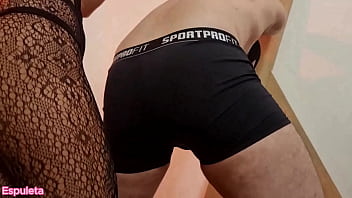 Espuleta rainha dona das punhetas majestosa senhora chutando as bolas desse otario