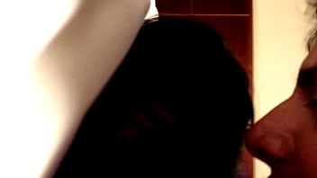 Le doy duro para que sepa quién es el jefe