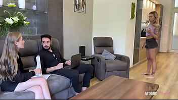 Mi tradisce con la sua collega ️ loro stanno parlando in sala e non mi accorgo che