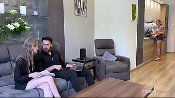 Mi tradisce con la sua collega ️ loro stanno parlando in sala e non mi accorgo che