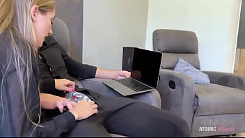 Mi tradisce con la sua collega ️ loro stanno parlando in sala e non mi accorgo che