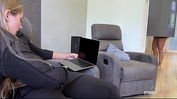 Mi tradisce con la sua collega ️ loro stanno parlando in sala e non mi accorgo che Mi tradisce con la sua collega ️ loro stanno parlando in sala e non mi accorgo che