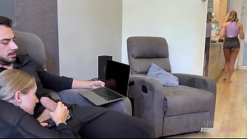 Mi tradisce con la sua collega ️ loro stanno parlando in sala e non mi accorgo che