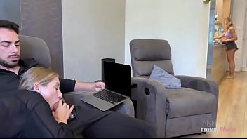 Mi tradisce con la sua collega ️ loro stanno parlando in sala e non mi accorgo che Mi tradisce con la sua collega ️ loro stanno parlando in sala e non mi accorgo che