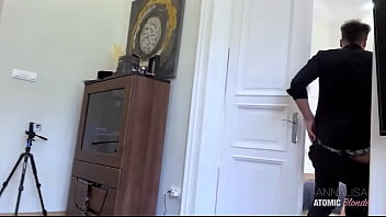 Mi tradisce con la sua collega ️ loro stanno parlando in sala e non mi accorgo che