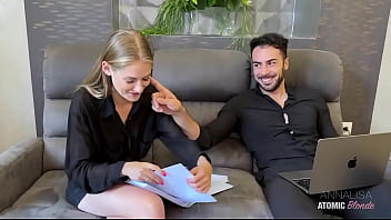 Mi tradisce con la sua collega ️ loro stanno parlando in sala e non mi accorgo che