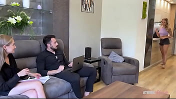 Mi tradisce con la sua collega ️ loro stanno parlando in sala e non mi accorgo che