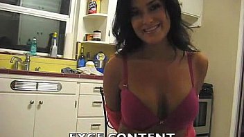 Linda chica se kita la ropita