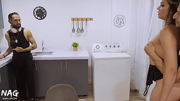 Esposa infiel se folla a su compañero de trabajo cuando su marido no la ve