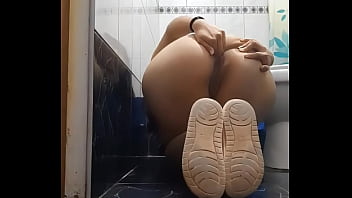 Yola yolandy se mete la mano al culo y se chupa los dedos