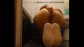 Yola yolandy se mete la mano al culo y se chupa los dedos