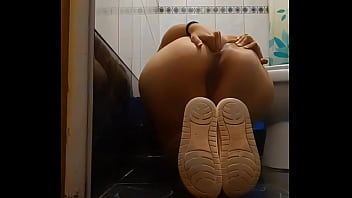 Yola yolandy se mete la mano al culo y se chupa los dedos