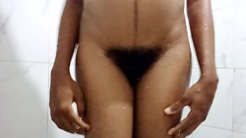 Hottest sexy girl pissing and mastrubeting wile bathing