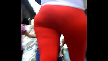 Mega culona meneando culo