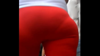 Mega culona meneando culo