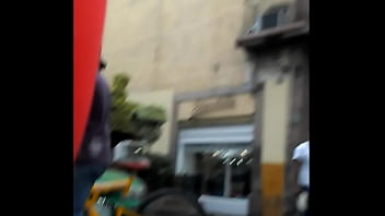 Mega culona meneando culo