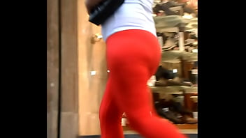 Mega culona meneando culo