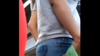 Mega culona meneando culo