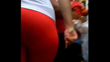 Mega culona meneando culo