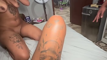 Minha mulher gosta de mulher e eu como não sou bobo adoro isso