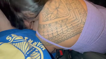 Levo multa por estar dirigindo e alguém estar chupando minha rola comente