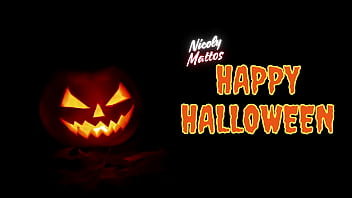 A bruxinha cheia de tesão fez magia erotica para fuder seu bucetão