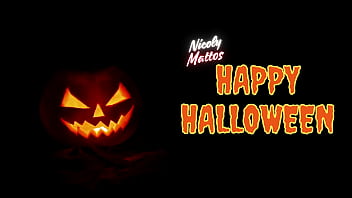 A bruxinha cheia de tesão fez magia erotica para fuder seu bucetão