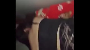 Se agarra de la cama