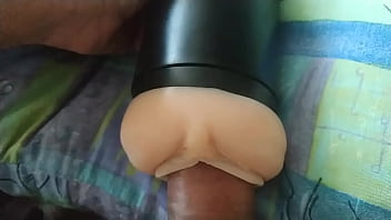 Горячий парень из колледжа трахает свою игрушку и жестко кончает внутрь с громкими стонами