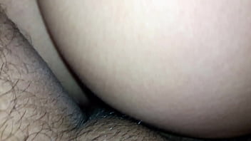 Haciendole la colita