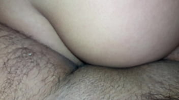 Haciendole la colita