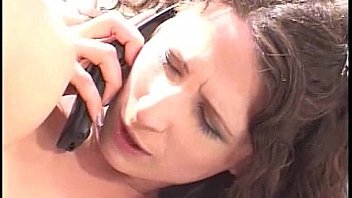 9362475 llama al marido mientras le follan el culo