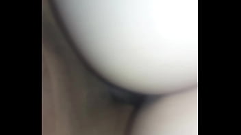 Novinha branca sentando