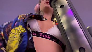 Fiquei muito molhadinha na academia e comecei a tira a roupa