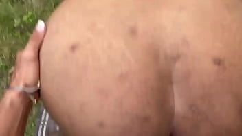 Colombiana de gran culo termina culiando con desconocido en el monte porno en español