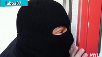 فينيكس ماري، هددت اللص بتمزيق قضيبه إذا لم يطع كل أوامرها