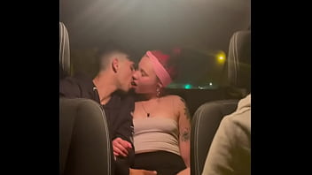 Parejita de novios jovenes follando en un uber por madrid video voyeur Parejita de novios jovenes follando en un uber por madrid video voyeur